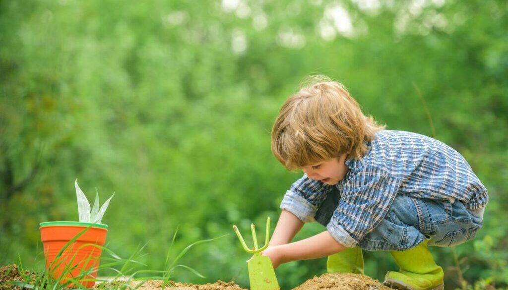 Child in the garden to plant vegetables